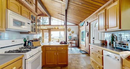 Stunning artist's retreat with ocean view & amazing deck, near Reid State Park