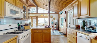 Stunning artist's retreat with ocean view & amazing deck, near Reid State Park