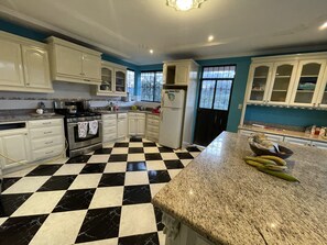 ثلاجة، فرن، موقد طهي مسطح، مستلزمات طهي/أطباق/أوعية