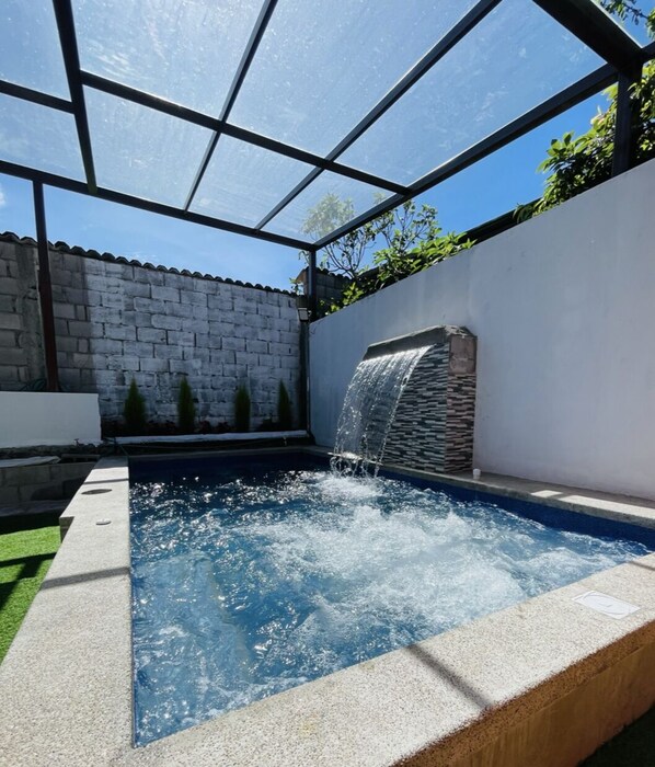 حمّام سباحة خارجي، حمّام سباحة مُدفَّأ