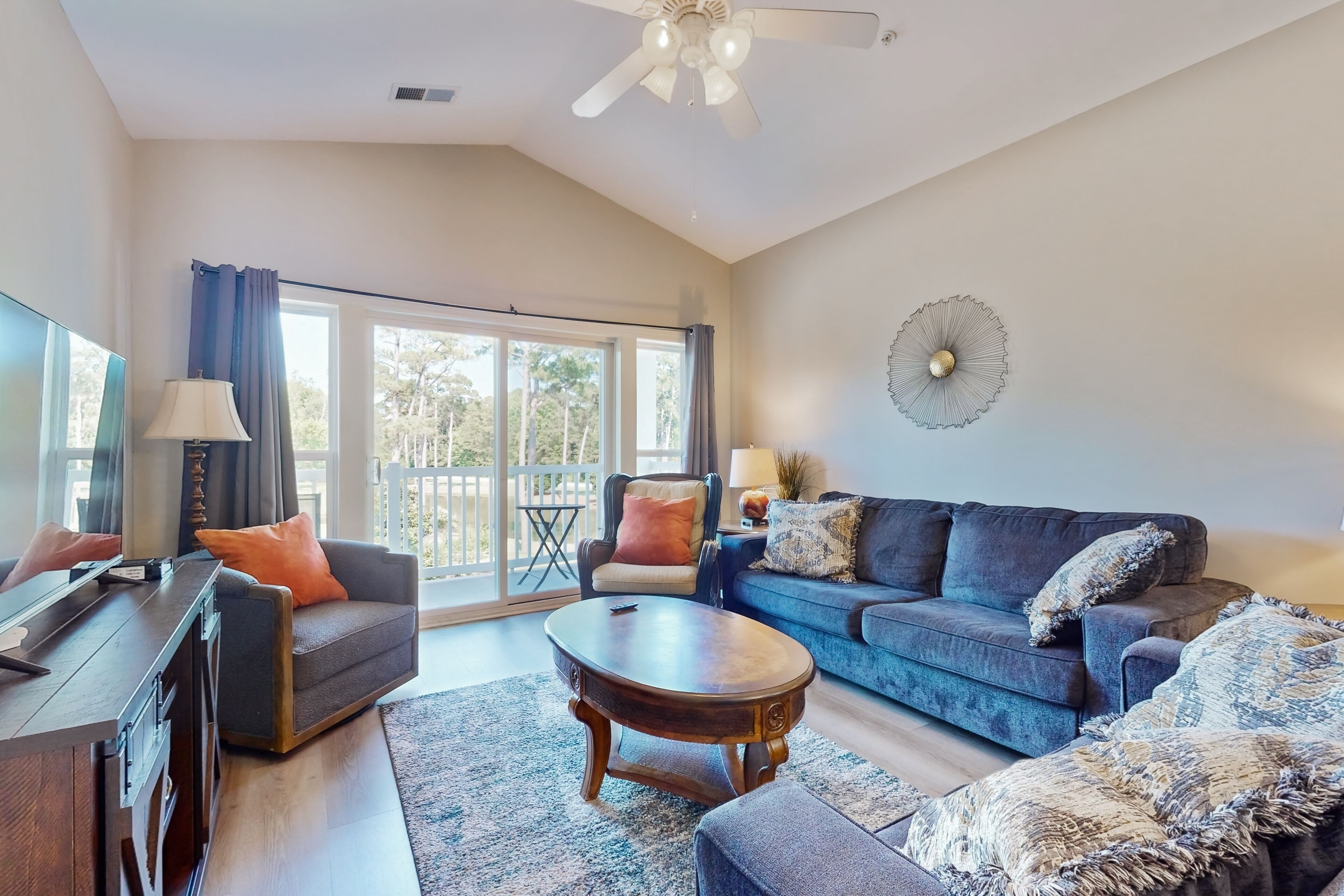 On-site golf condo with scenic balcony, pool access, AC, W/D, & full kitchen