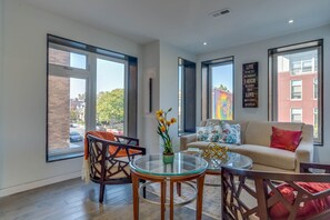 Smart TV, fireplace - Brand New two story 3 bedroom 3.5 bath palatial condo with free parking in NW DC (Washington)