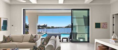 Smart TV, chimenea, oficina