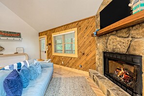 Fernseher, Kamin, Bücher