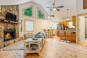 Fernseher, Kamin, Bücher