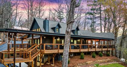 Charming, single-level cabin with a gas fireplace plus forest & mountain view