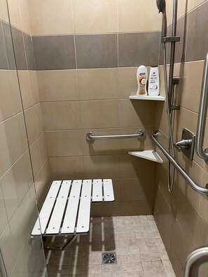 Een douche, een haardroger, handdoeken, zeep