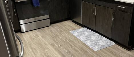 Mikrobølgeovn, ovn, kokeplater og oppvaskmaskin