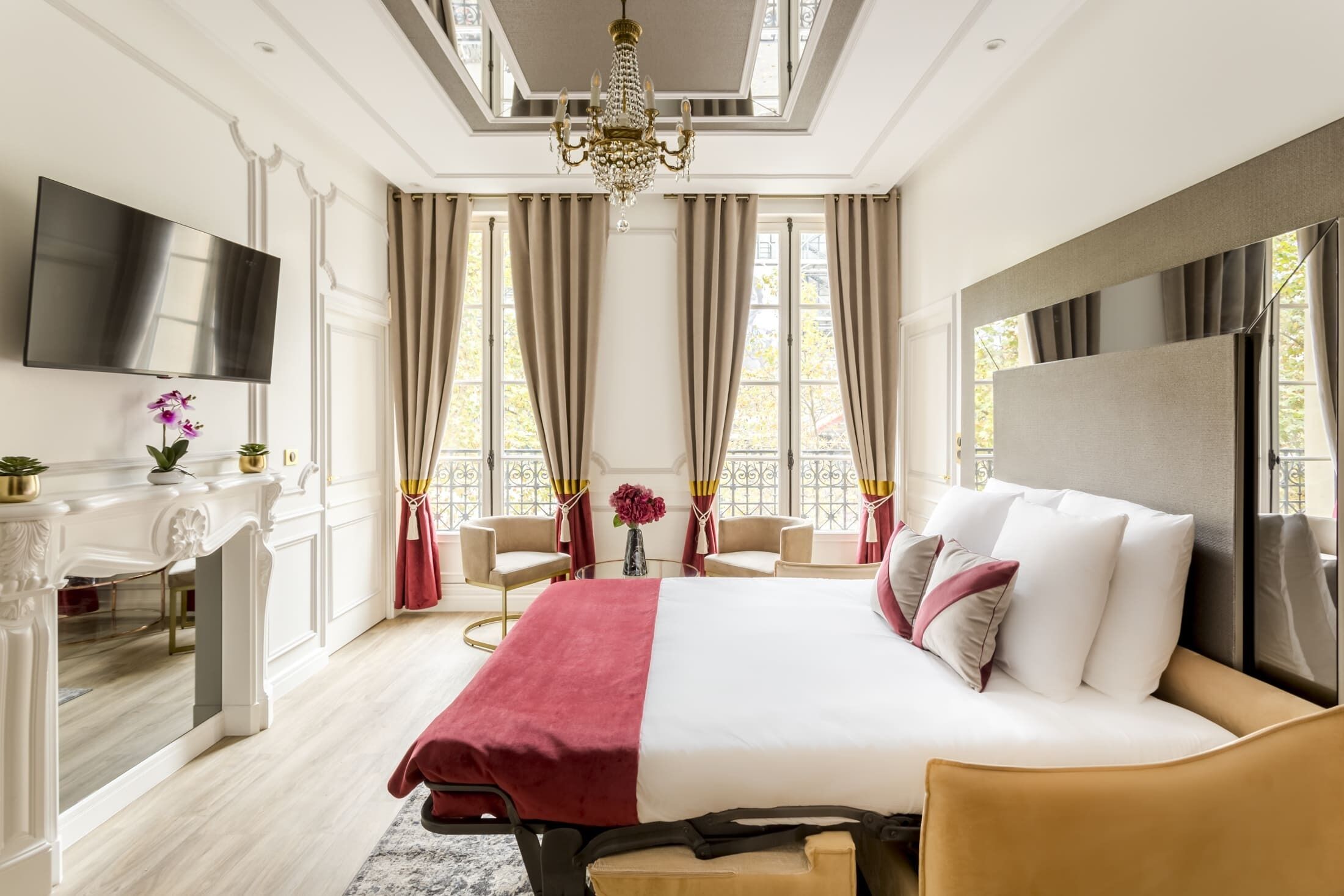 3 slaapkamers, een bureau, een strijkplank/strijkijzer, reisbedje