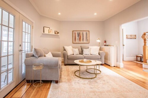 5 Bedroom Historic Home minutes to Boston with Yard