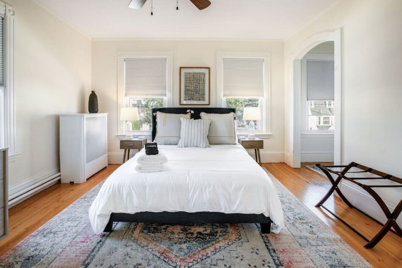 4 chambres, bureau, fer et planche à repasser, lit de bébé portatif