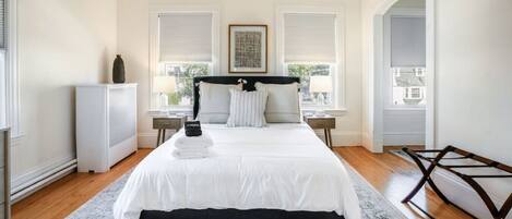 4 soverom, skrivebord, strykejern/-brett og reiseseng for barn