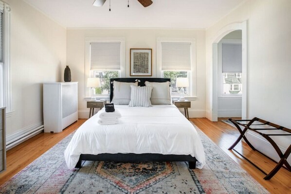 4 bedrooms, desk, iron/ironing board, travel crib