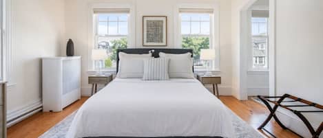 4 chambres, bureau, fer et planche Ă repasser, lit parapluie