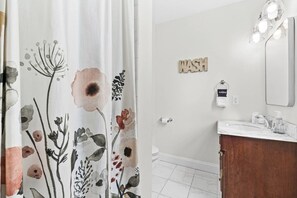 Hair dryer, towels - 5 Bedroom Historic Home minutes to Boston with Yard (Medford)