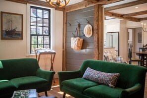 TV, fireplace, stereo - Breathtaking Newly Renovated Rockport Retreat (Rockport)