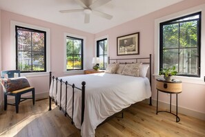 Escritorio, tabla de planchar con plancha, cuna de viaje y wifi 