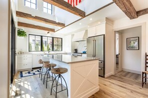 Fridge, microwave, oven, stovetop - Breathtaking Newly Renovated Rockport Retreat (Rockport)