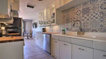 Frigorífico, microondas, horno y placa de cocina