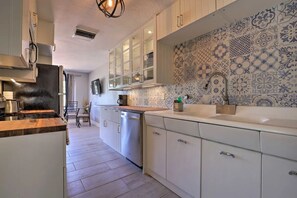 Fridge, microwave, oven, stovetop - Tranquil Bungalow: Your Gateway to Desert Bliss! (Kanab)