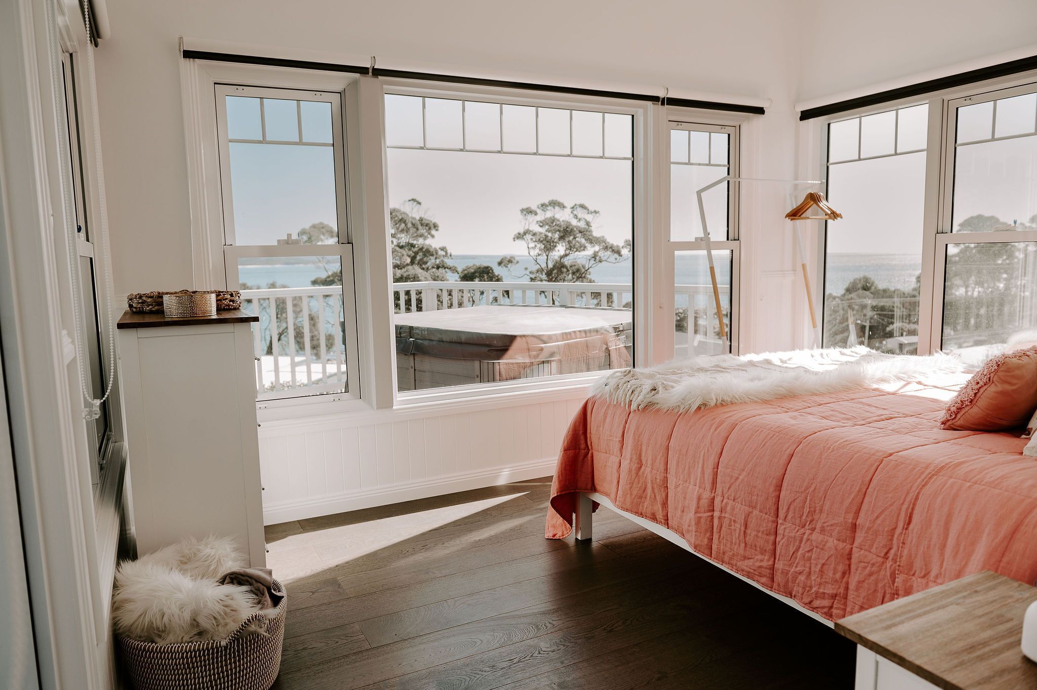 3 soverom, skrivebord, strykejern/-brett og reiseseng for barn