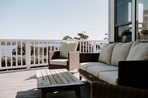 THE BILLOWS - BINALONG BAY.  Hamptons style escape overlooking the Bay of Fires.