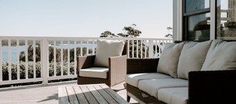 THE BILLOWS - BINALONG BAY.  Hamptons style escape overlooking the Bay of Fires.