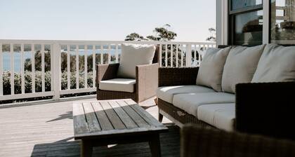 THE BILLOWS - BINALONG BAY. Hamptons style escape overlooking the Bay of Fires.