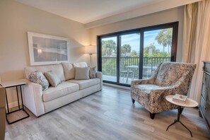 TV - Newly Renovated Park Shore Resort Deluxe Suite 238 (Naples)