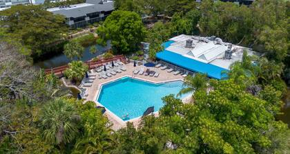 Newly Renovated Park Shore Resort Deluxe Suite 238