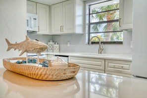 Fridge, microwave, oven, stovetop - Newly Renovated Park Shore Resort Deluxe Suite 238 (Naples)