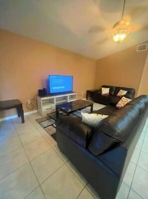 Smart TV - Beautiful 3/2 House in Riverview. (Riverview)