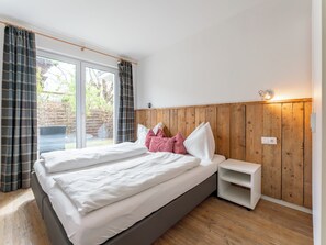 5 bedrooms, iron/ironing board, Internet