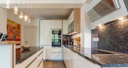Luxurious and spacious apartment near AreitXpress