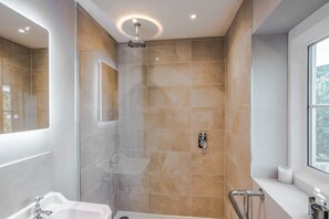 Douche, sèche-cheveux, serviettes fournies