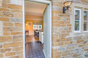 Outdoor dining - Gardeners Cottage - Hot Tub Packages Available (Market Harborough)