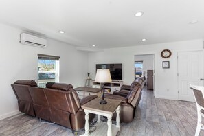 Smart TV - Amber Nook! Always clean, and build to be comfortable! (The Dalles)