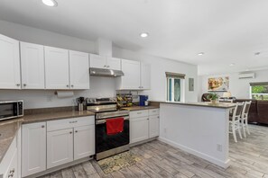 Fridge, microwave, oven, stovetop - Amber Nook! Always clean, and build to be comfortable! (The Dalles)