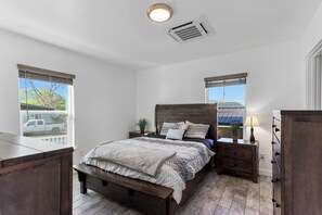 2 bedrooms, in-room safe, iron/ironing board, travel crib - Amber Nook! Always clean, and build to be comfortable! (The Dalles)