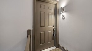 Una puerta cerrada con un ojo de cerradura y un timbre.