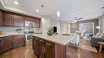 Frigorífic, microones, forn i placa de cuina