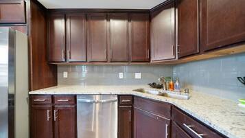 Een koelkast, een magnetron, een oven, een kookplaat