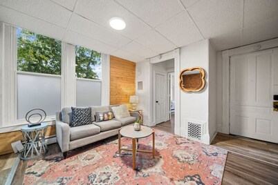 Cozy Studio with Parking | Near UC, Zoo, Downtown