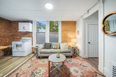 Cozy Studio with Parking | Near UC, Zoo, Downtown