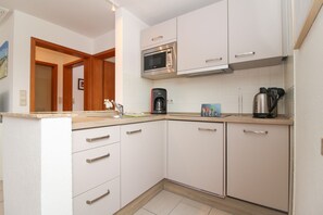 Kühlschrank, Mikrowelle, Herdplatte, Geschirrspüler
