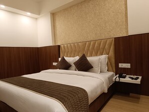 4 bedrooms, iron/ironing board, WiFi, bed sheets - 9 Bedrooms 9 Bathrooms 1Pool Charming studio with terrace overloking the Lucknow (Lucknow)