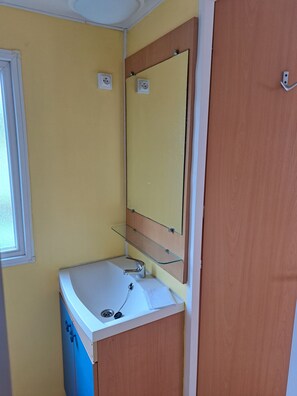 Douche, sèche-cheveux, serviettes fournies, savon