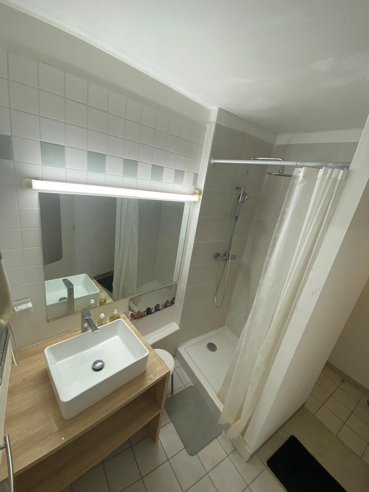Douche, sèche-cheveux, papier toilette