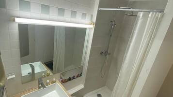 Douche, sĂšche-cheveux, papier toilette