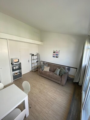 TV - Appartement Tres Bien Situe AU Coeur DE Saint Martin DE RE (Saint-Martin-de-Ré)